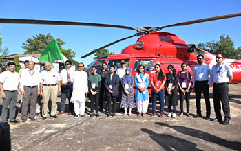 टॉपर छात्र-छात्राओं ने Helicopter Joyride का लिया आनंद