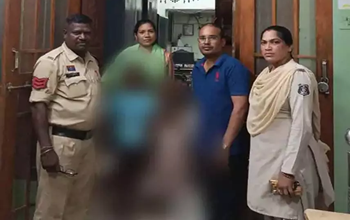 पिता ने छोड़ा बेटियों को मंदिर के बाहर, पुलिस ने निभाई मानवता की जिम्मेदारी...