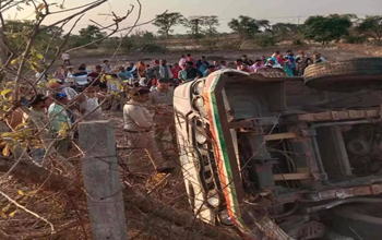 Raipur Accident Breaking: तेज रफ्तार पिकअप पलटी, 12 घायल – मवेशी को बचाने के चक्कर में हुआ हादसा
