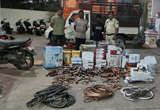 10 लाख की बड़ी चोरी का खुलासा: दो शातिर आरोपी गिरफ्तार, इलेक्ट्रॉनिक सामान और वाहन जब्त
