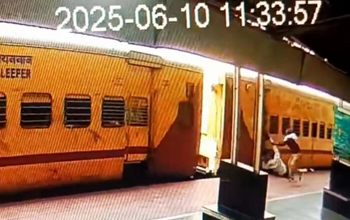 चलती ट्रेन में गिरा यात्री, RPF इंस्पेक्टर ने बहादुरी से बचाई जान – स्टेशन पर मचा हड़कंप...
