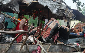 ब्रेकिंग: देवघर में दर्दनाक सड़क हादसा, कांवड़ियों से भरी बस ट्रक से टकराई – 18 की मौत, कई घायल...