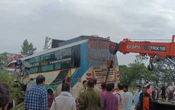 अभनपुर में भीषण सड़क हादसा: तेज रफ्तार स्लीपर बस ने मारी टक्कर, 3 की मौत, 5 घायल...