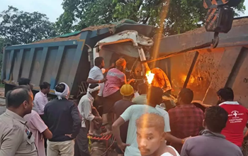 दर्दनाक सड़क हादसा: रेत से भरे हाइवा की टक्कर, हेल्पर की मौत, ड्राइवर गंभीर रूप से घायल