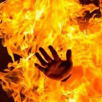 दामाद ने सोते हुए ससुर को जलाने की कोशिश, पेट्रोल डालकर लगाई आग– गंभीर रूप से झुलसा बुजुर्ग, आरोपी फरार…