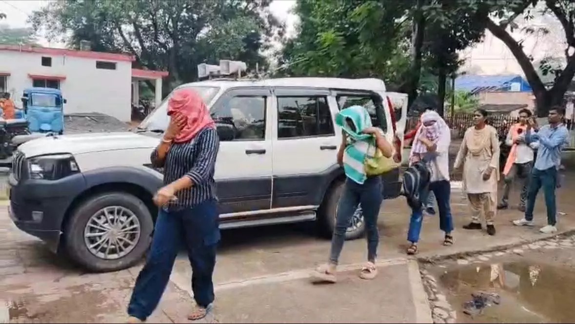 खुशी स्पा सेंटर पर पुलिस की बड़ी रेड, छह युवतियां, दो ग्राहक और मैनेजर हिरासत में...