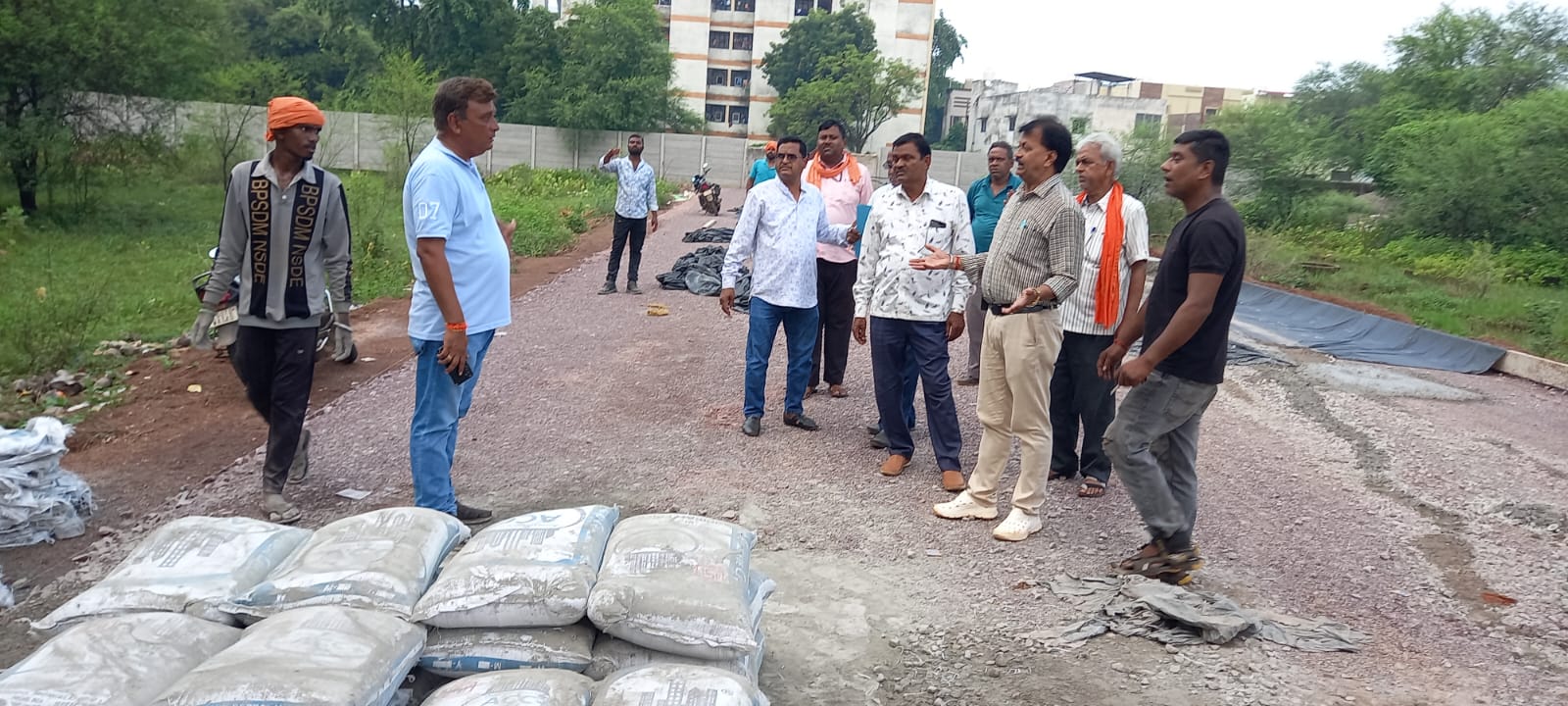 निगम की टीम ने अवैध रोड निर्माण को बंद कराया...
