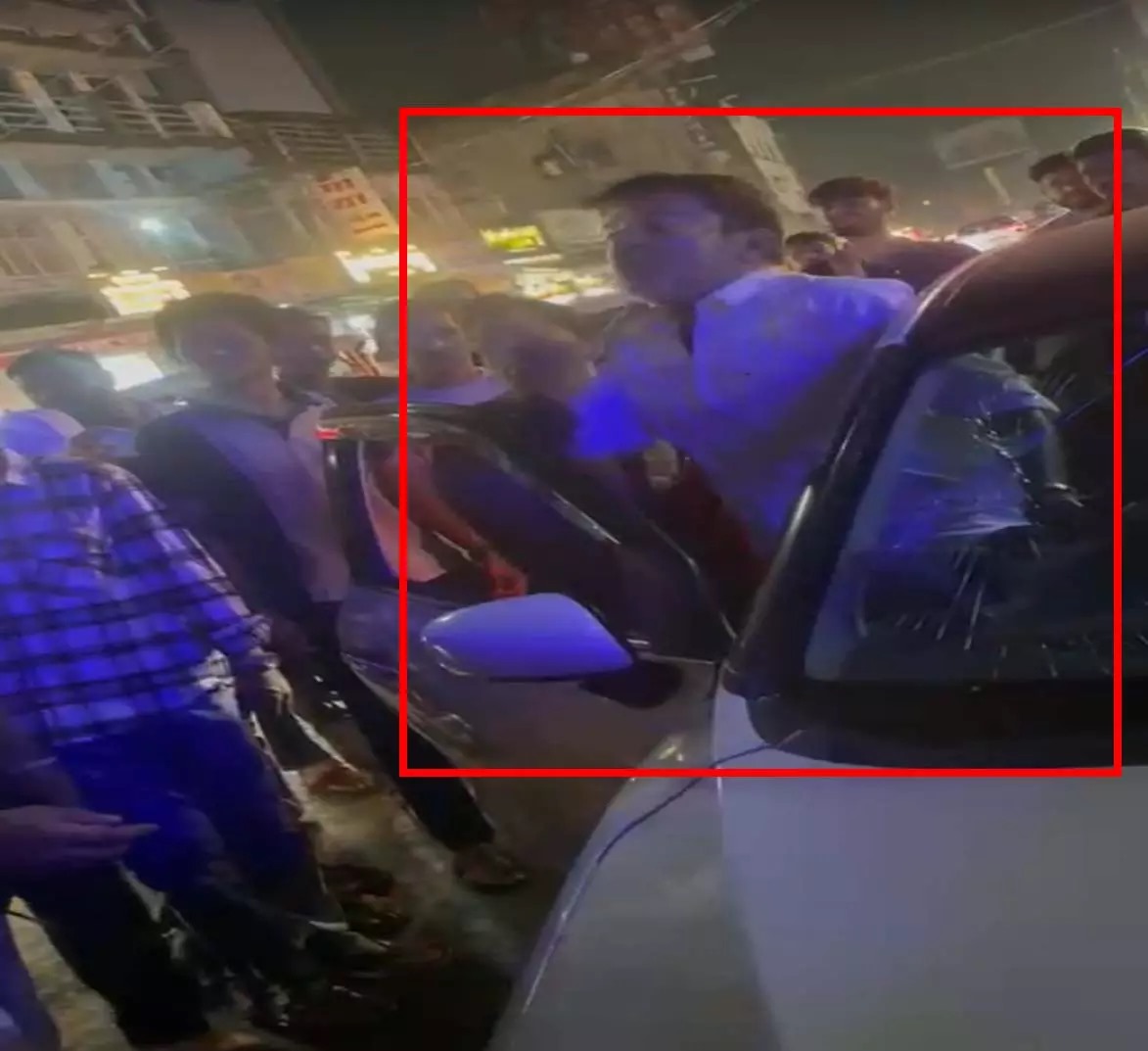 रायपुर हादसा: शराबी कार चालक ने बाइक सवार को मारी टक्कर, सड़क पर पत्नी संग किया हंगामा