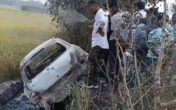 Accident News: हाईवे पर कार और बाइक की जोरदार भिड़ंत, आग की लपटों में घिरी कार जलकर खाक — मची अफरा-तफरी