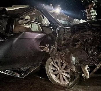 भिलाई में बड़ा हादसा टला: रेलिंग से टकराई तेज रफ्तार कार, तीन युवक सुरक्षित..