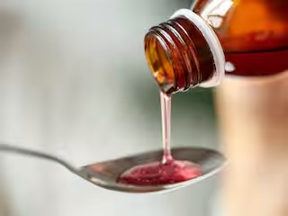 Cough Syrup Alert: बच्चों को जुकाम में कफ सिरप देने से पहले हो जाएं सावधान, WHO ने दी बड़ी चेतावनी