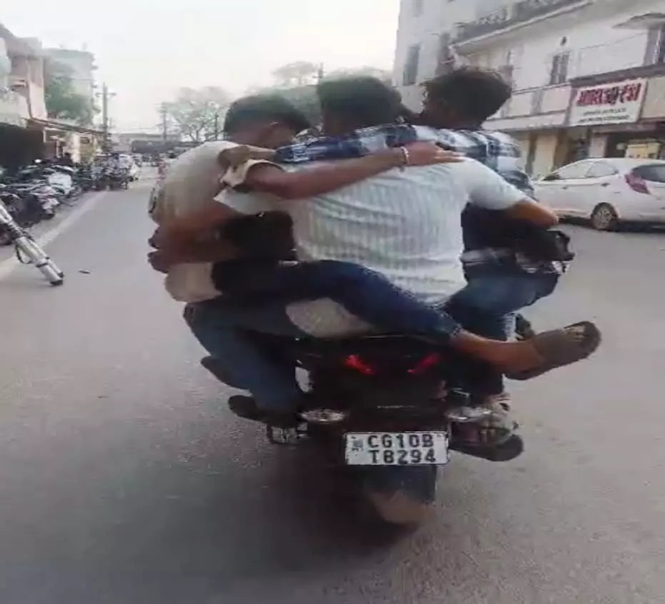 CG BREAKING: बिलासपुर में 5 युवक एक बाइक पर कर रहे थे खतरनाक स्टंट, वीडियो हुआ वायरल...