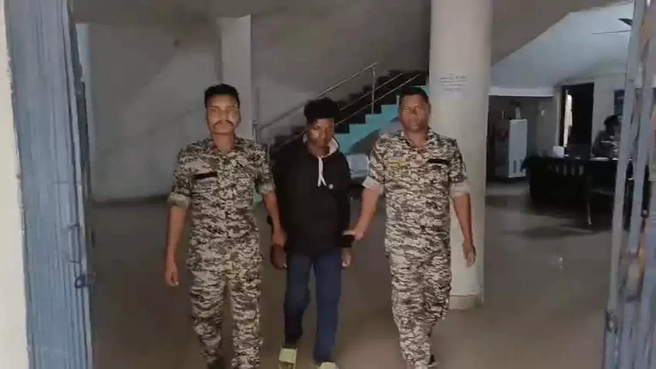 पिता को पीट-पीटकर मार डाला, लाश के पास बैठा रोता रहा बेटा — वजह सुनकर दहल जाएंगे आप