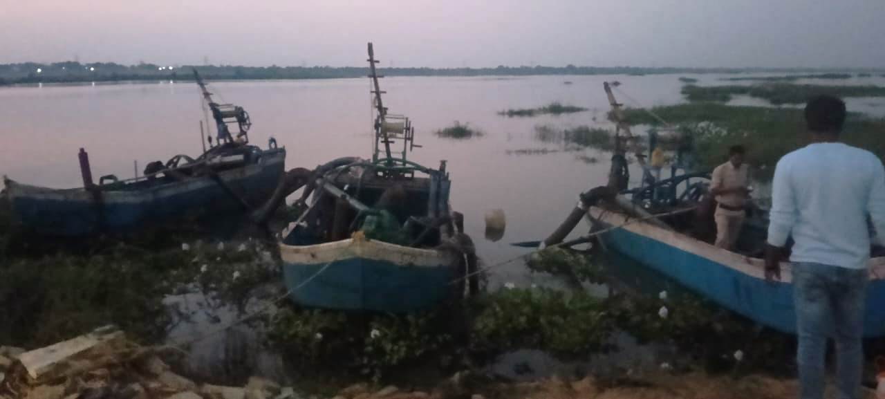 अवैध रेत उत्खनन के मामले में चार नौकाएं जब्त...