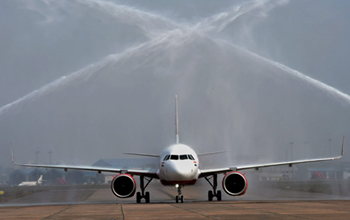 उड़ान से पहले प्लेन पर क्यों डाला जाता है पानी? साफ-सफाई नहीं, तो क्या है वजह?