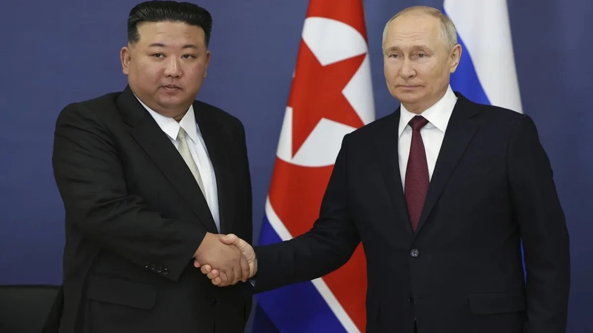 रूस और उत्तर कोरिया की नजदीकियां बढ़ीं: सैन्य बैठक के बाद दागी गई बैलिस्टिक मिसाइल