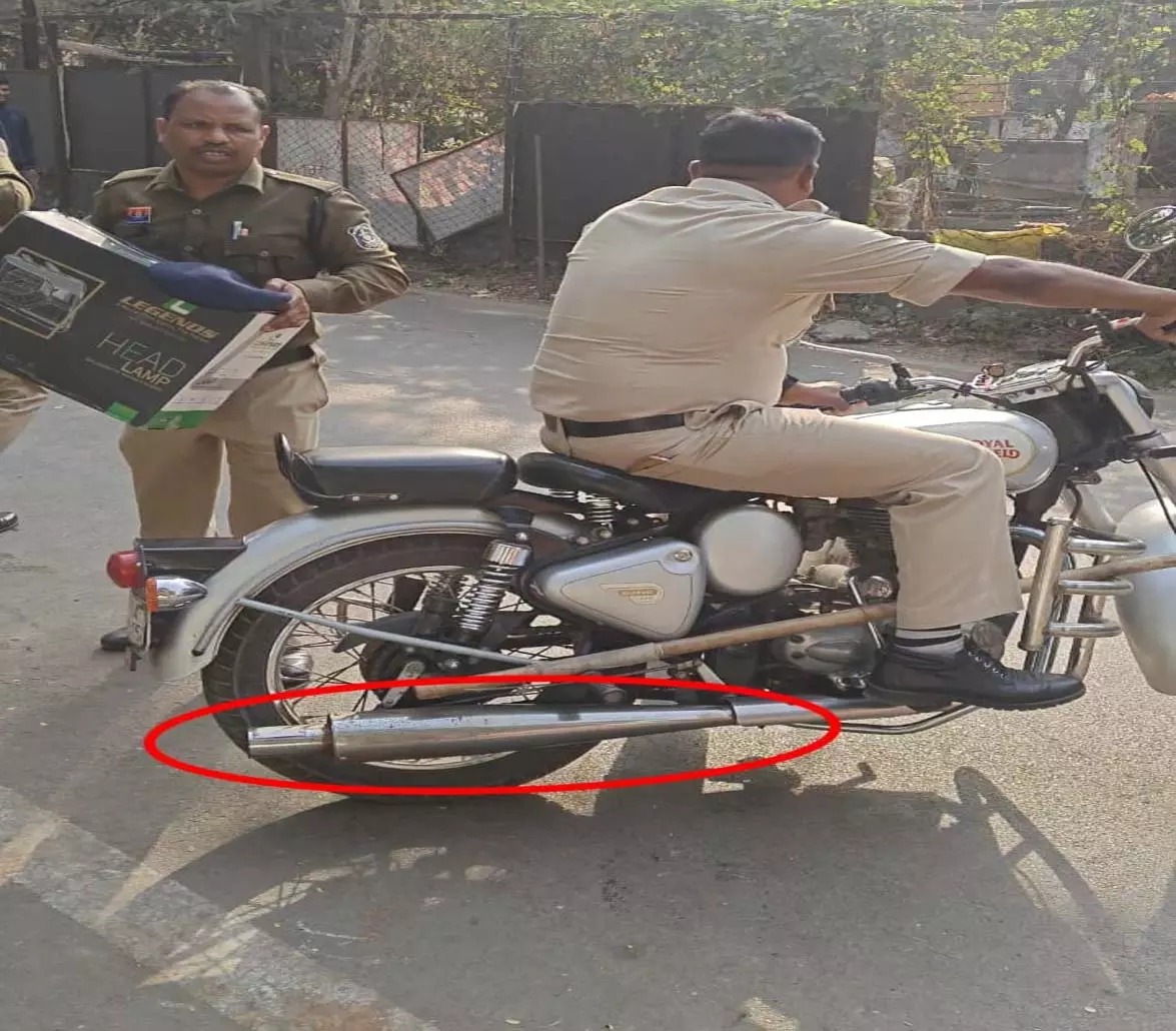 Raipur Breaking: सिविल लाइन थाने के पुलिसकर्मी पर ट्रैफिक नियमों की अनदेखी का आरोप, ‘डबल स्टैंडर्ड’ पर उठे सवाल