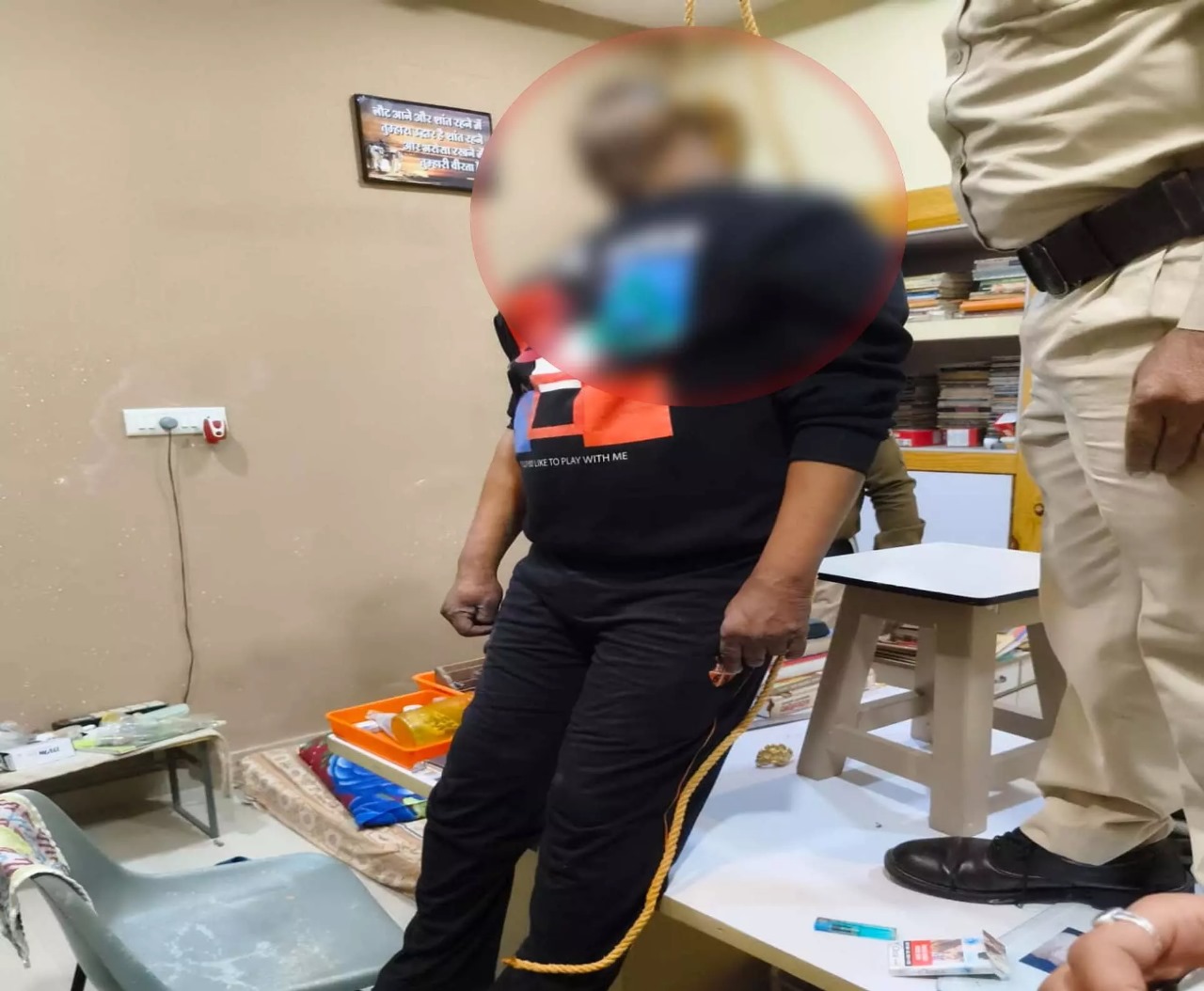 Raipur Breaking News: वासु कोचिंग संचालक ने फांसी लगाकर की आत्महत्या, सुसाइड नोट में लिखा विवाद का ज़िक्र