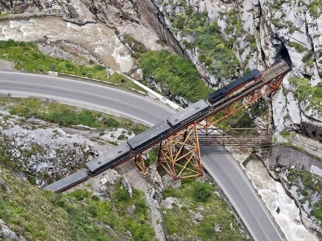 दुनिया की दूसरी सबसे ऊंची रेल लाइन पर बना रहस्यमय पुल, कहलाता है छोटा नर्क!