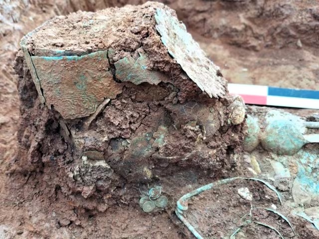 खुदाई में मिली 2700 पुरानी कब्र, अंदर थी उल्टा मुकुट वाली महिला, हुआ ये खुलासा...