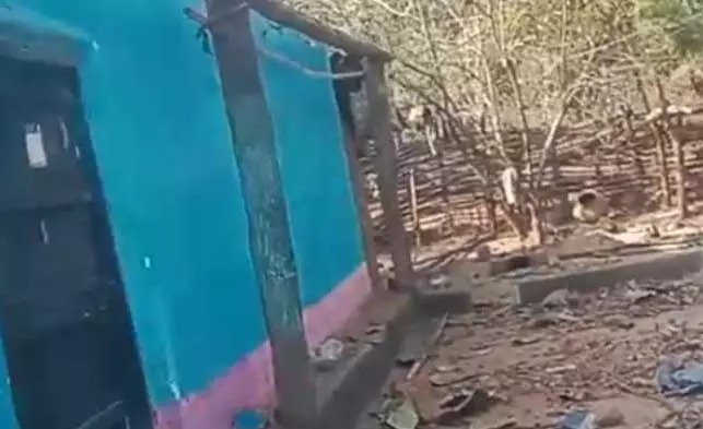 धर्मांतरण विवाद ने लिया हिंसक रूप: नारायणपुर के ईकनार गांव से दो परिवारों को जबरन निकाला गया...