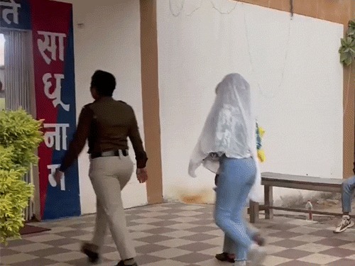 CG: सेक्स रैकेट का भंडाफोड़, मकान में पुलिस की दबिश, 3 युवक व 5 युवतियां संदिग्ध हालत में पकड़े गए...