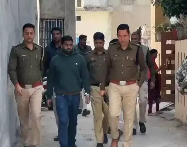 ऑनलाइन सट्टा गिरोह का भंडाफोड़: सरगना आयुष उर्फ दीप सिन्हा के घर से नकदी, जेवरात और जमीनों के दस्तावेज जब्त