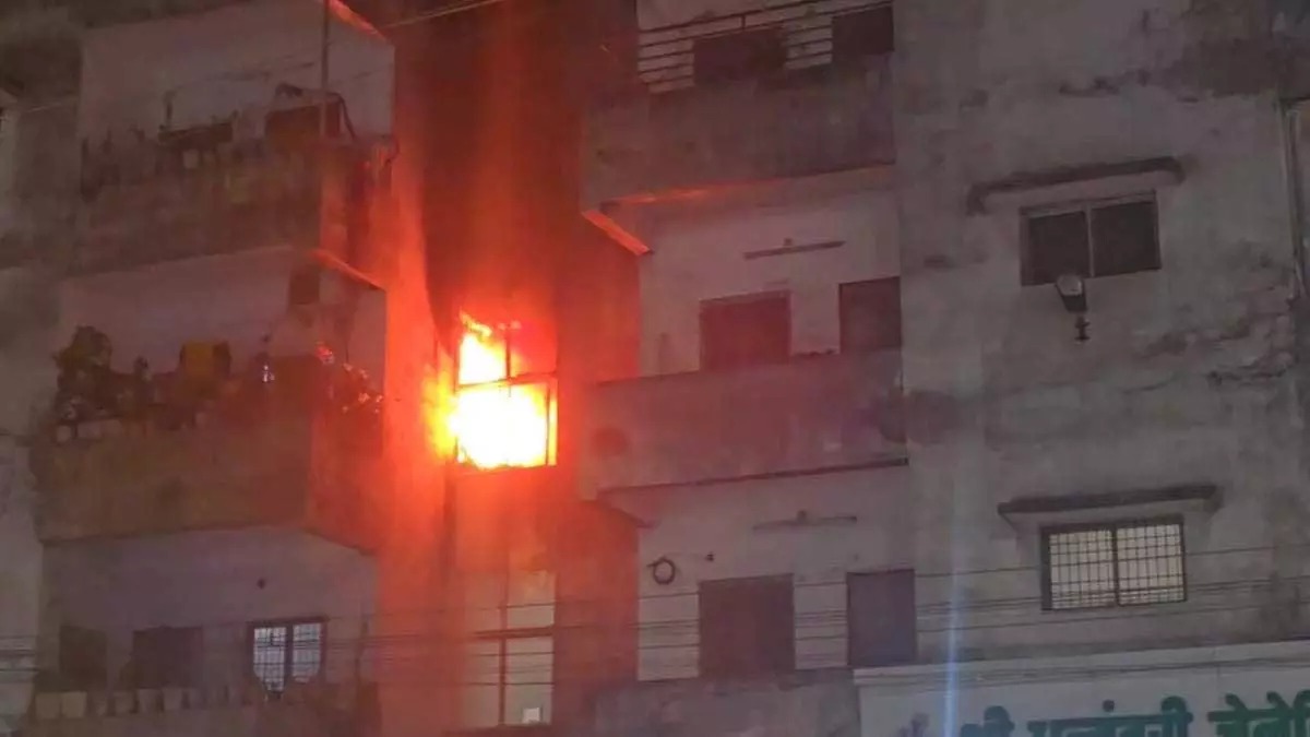 जिला अस्पताल के पास डॉक्टर क्वार्टर में भीषण आग, इलाके में मची अफरा-तफरी...