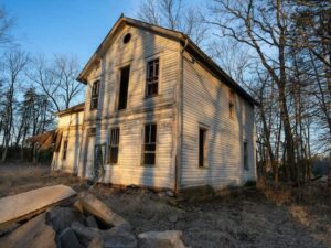 महिला ने 1 करोड़ में खरीदा 400 साल पुराना घर, जब पता चली खौफनाक सच्चाई, तो फौरन बना लिया बेचने का मन!