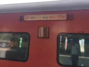 नौतनवा-दुर्ग एक्सप्रेस में शर्मनाक घटना: चलती ट्रेन में शराबी युवकों का हंगामा, बुजुर्ग महिला से बदसलूकी पर FIR दर्ज…