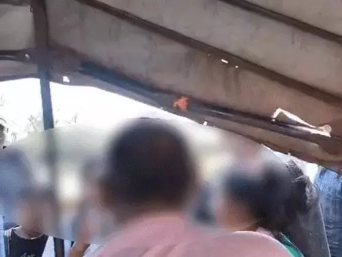 ऑटो चालक पर छेड़छाड़ का आरोप: महिला ने सड़क पर रोका, मारपीट का वीडियो वायरल...