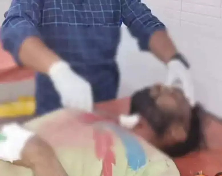 चौंकाने वाली घटना: युवक ने खुद को चाकू मारा, कुएं में गिरा — हालत गंभीर...