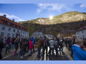 6 महीने तक नहीं निकलता सूरज, तो पहाड़ों पर विशाल शीशे लगाकर यूं पहुंचाई रोशनी!