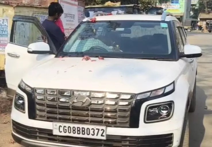 जगदलपुर में ब्रेज़ा कार से SDO अधिकारी का शव मिला, इंदिरा स्टेडियम के पास मचा हड़कंप...