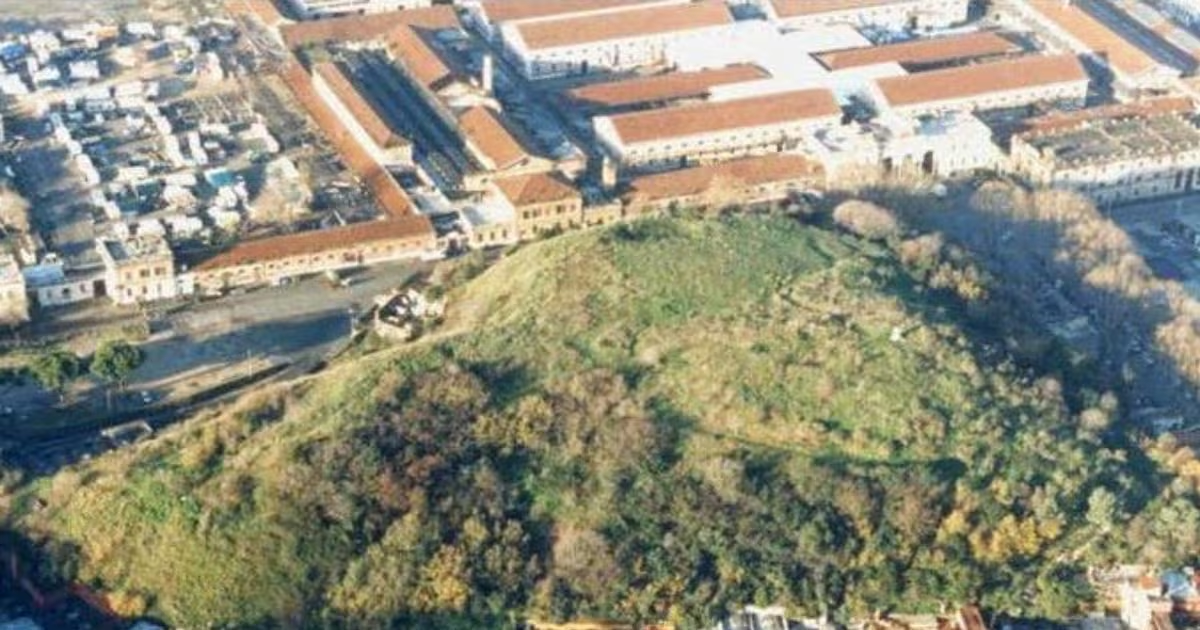 भूल जाएंगे दिल्ली के 'कचरे का पहाड़', यहां है 2000 साल पुराना 'कूड़े का पर्वत', जानिए क्या दफन है अंदर!