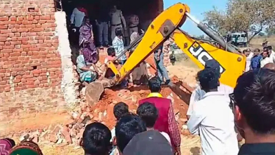 अतिक्रमण हटाने पहुंचा बुलडोजर, विरोध के बीच परिवार ने आत्मदाह की कोशिश, गांव में बढ़ा तनाव...