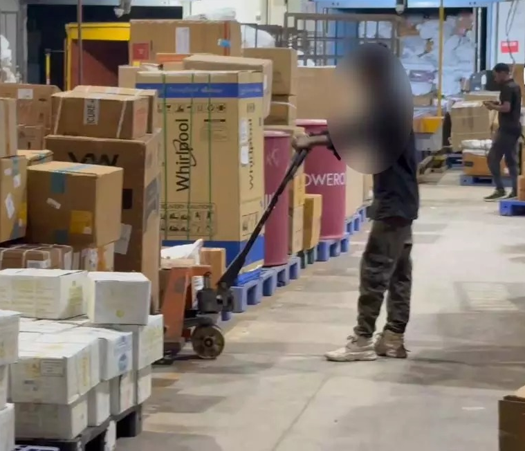 रायपुर में ड्रग्स सिंडिकेट का भंडाफोड़: लॉजिस्टिक गोदाम पर पुलिस की बड़ी रेड...