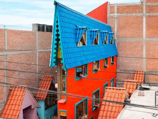 मात्र 63 CM चौड़ा है ये घर, अंदर TV से लेकर किचन तक सब मौजूद, देखें नजारा!