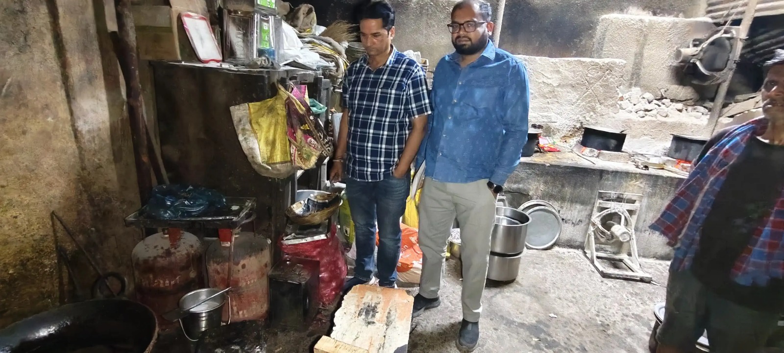 घरेलू गैस सिलेंडर के दुरुपयोग पर खाद्य विभाग की कार्रवाई, कई प्रतिष्ठानों में छापेमारी...