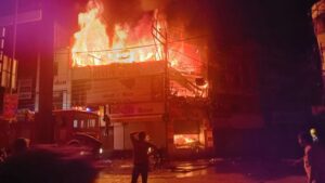 दुर्ग के इंदिरा मार्केट में भीषण आग: 5 दुकानें जलकर खाक, लाखों का नुकसान…