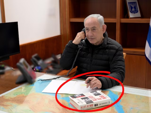 ईरान के साथ जारी युद्ध के बीच कौन सी किताब पढ़ रहे हैं नेतन्याहू? फोटो हो रही वायरल