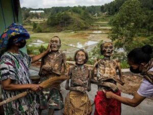 यहां लाशों के साथ एक ही छत के नीचे रहते हैं लोग, मेहमान की तरह देते हैं खाना और चाय, जानिए असली वजह!