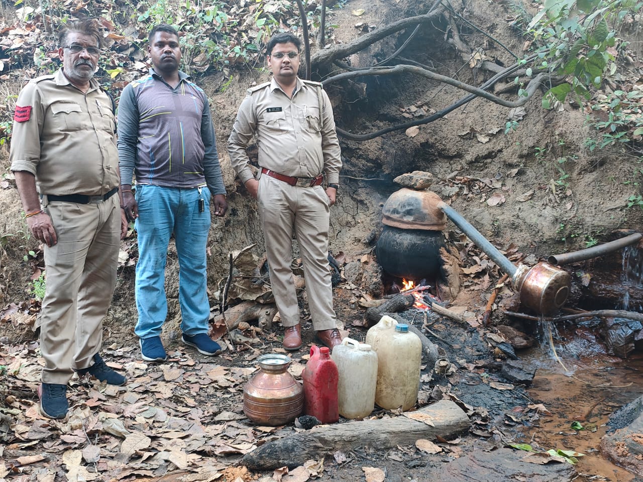 305 लीटर महुआ शराब और 1050 किलो लाहन जब्त...