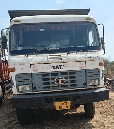 अवैध खनन के मामले में हाईवा और जेसीबी जब्त...