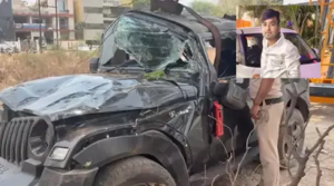 CG- तीन दोस्तों की कार बनी मौत का जाल, एक की मौके पर मौत, दो की हालत गंभीर…