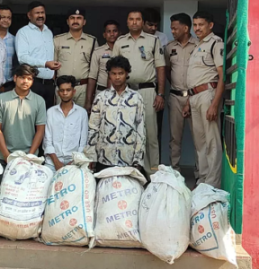 CG- ट्रेन में चल रहा था ‘ड्रग्स सिंडिकेट’! 25 लाख का गांजा पकड़ा, 3 तस्कर गिरफ्तार…