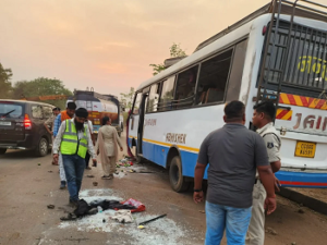 CG- थाने के सामने मौत का मंजर: तेज रफ्तार बस पलटी, 18 घायल—2 की हालत नाजुक…