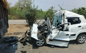 CG- डिवाइडर से टकराकर खड़ी हाइवा में घुसी कार, एक ही परिवार के 3 की मौत, 3 घायल…