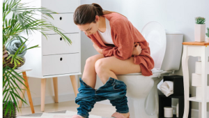 टॉयलेट में महिला ने लगाया इतना जोर, पॉटी के साथ दिमाग से निकल गए 10 साल!