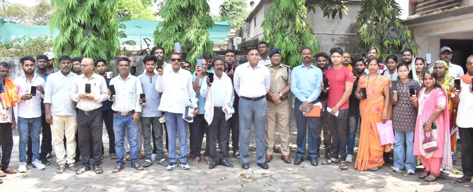 दुर्ग पुलिस की बड़ी सफलता: 50 लाख के 205 गुम मोबाइल मालिकों को लौटाए...